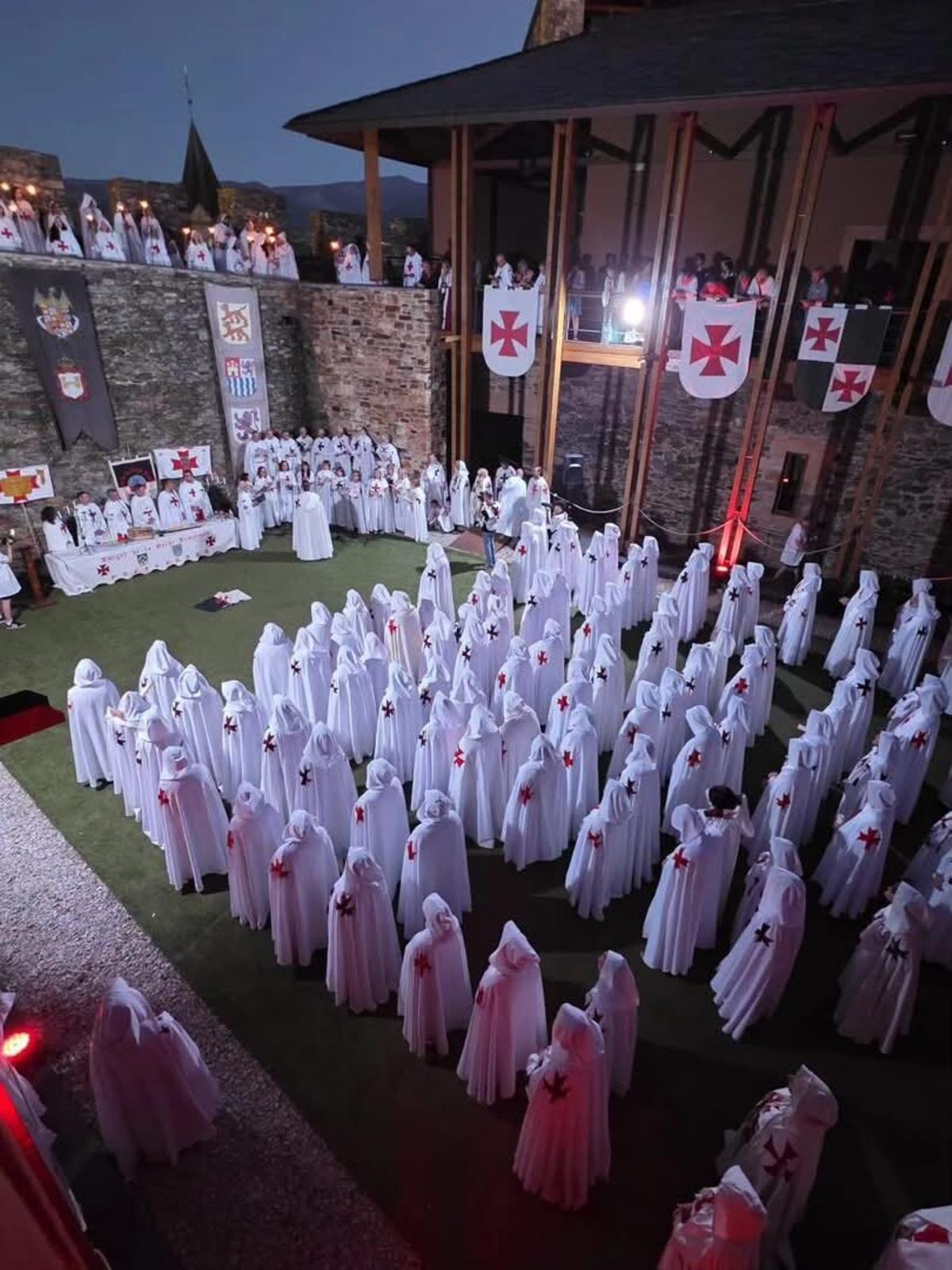 Instante de la ceremonia de ordenación de caballeros templarios en Ponferrada.