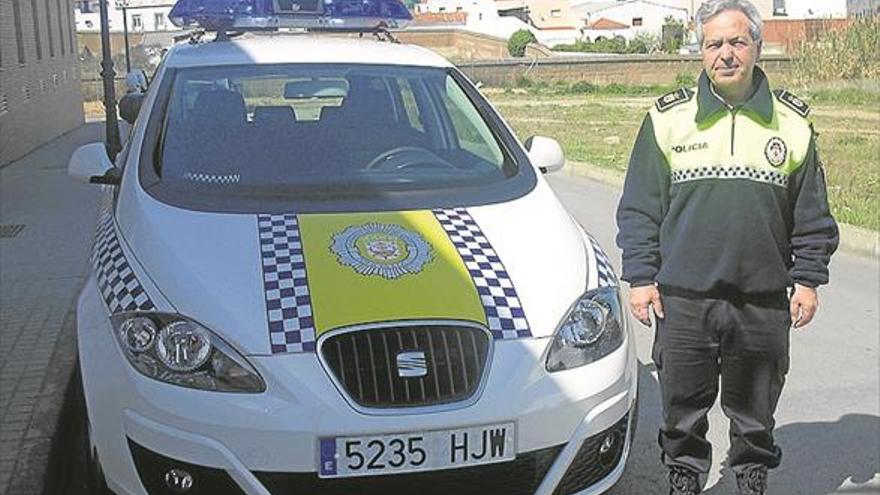 El policía local Luis Suárez se jubila tras más de 37 años de servicio en el pueblo