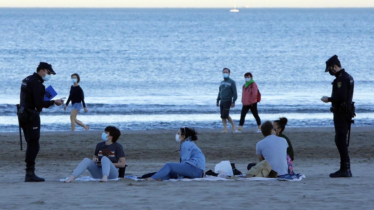 Buscan a un joven desaparecido en el agua de la playa de la Malva-rosa