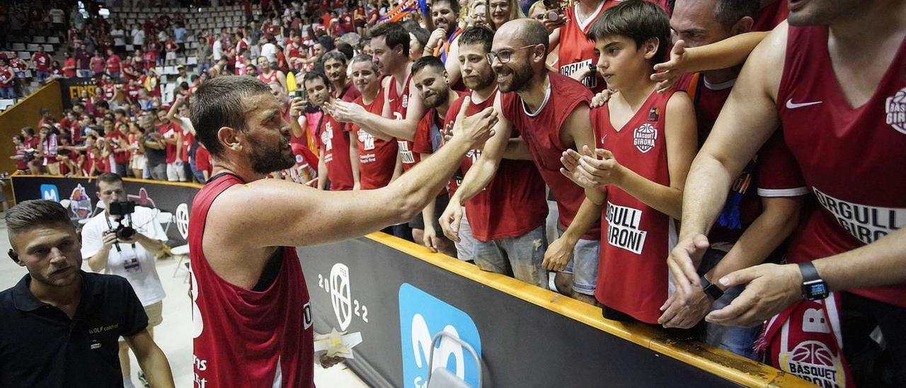 Marc Gasol saludant l’afició després de celebrar l’ascens a l’ACB contra l’Estudiantes. | MARC MARTÍ