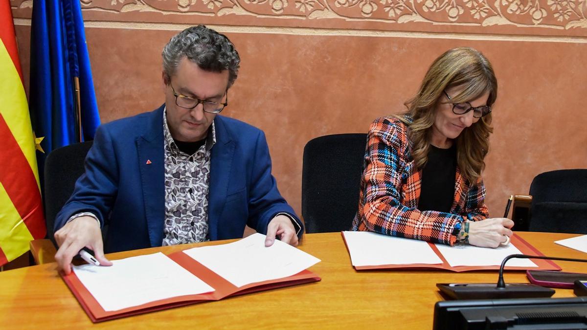 La alcaldesa de Rubí y el nuevo tercer teniente de alcaldesa firmando el acuerdo de gobierno