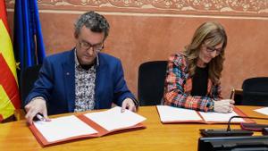 La alcaldesa de Rubí y el nuevo tercer teniente de alcaldesa firmando el acuerdo de gobierno