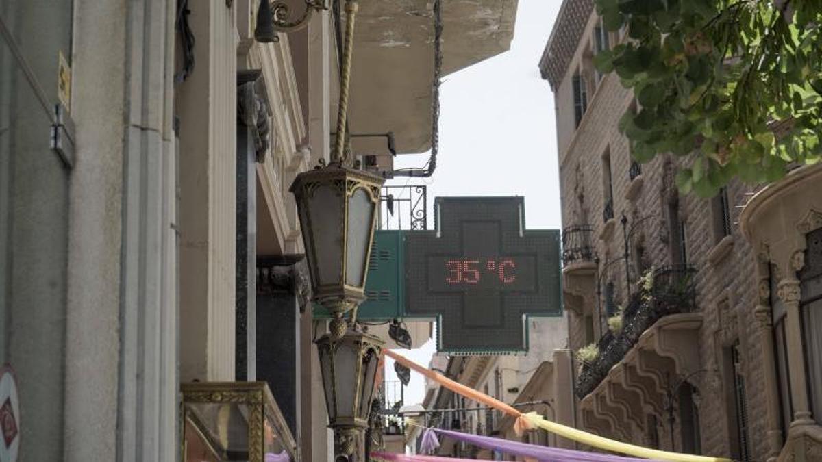 El termòmetre d'una farmàcia del Bages marcant 35 graus de temperatura, aquest juny