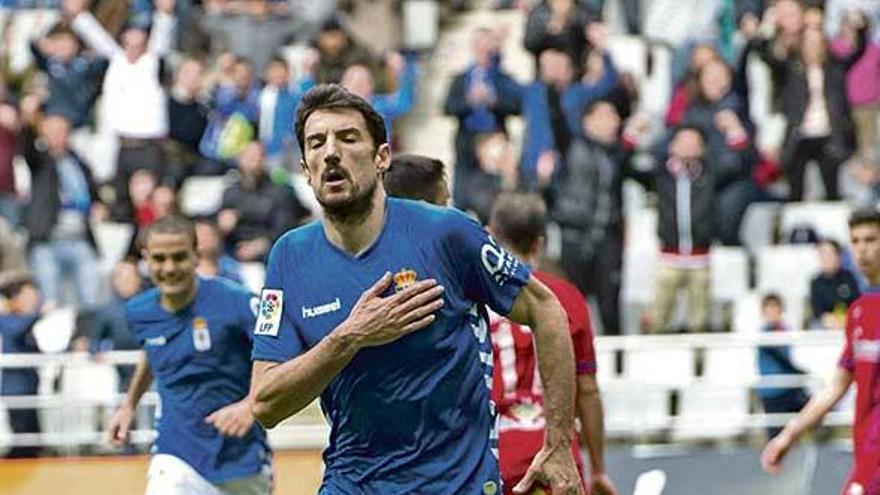 Toché celebra el gol que le marcó al Numancia en la anterior jornada y que dio la victoria al Oviedo.