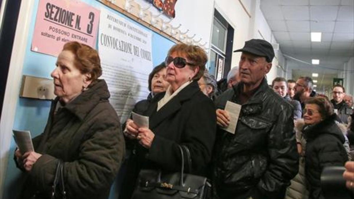 Dos mujeres en la cola para ir a votar.