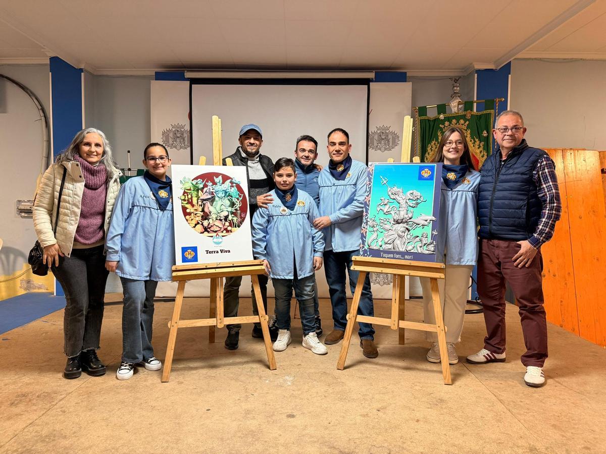 Los representantes de la falla Sants Patrons, con los artistas falleros, junto a los bocetos de los monumentos.
