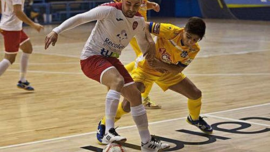 Una jugada del partido de la primera vuelta jugado en el Angel Nieto.