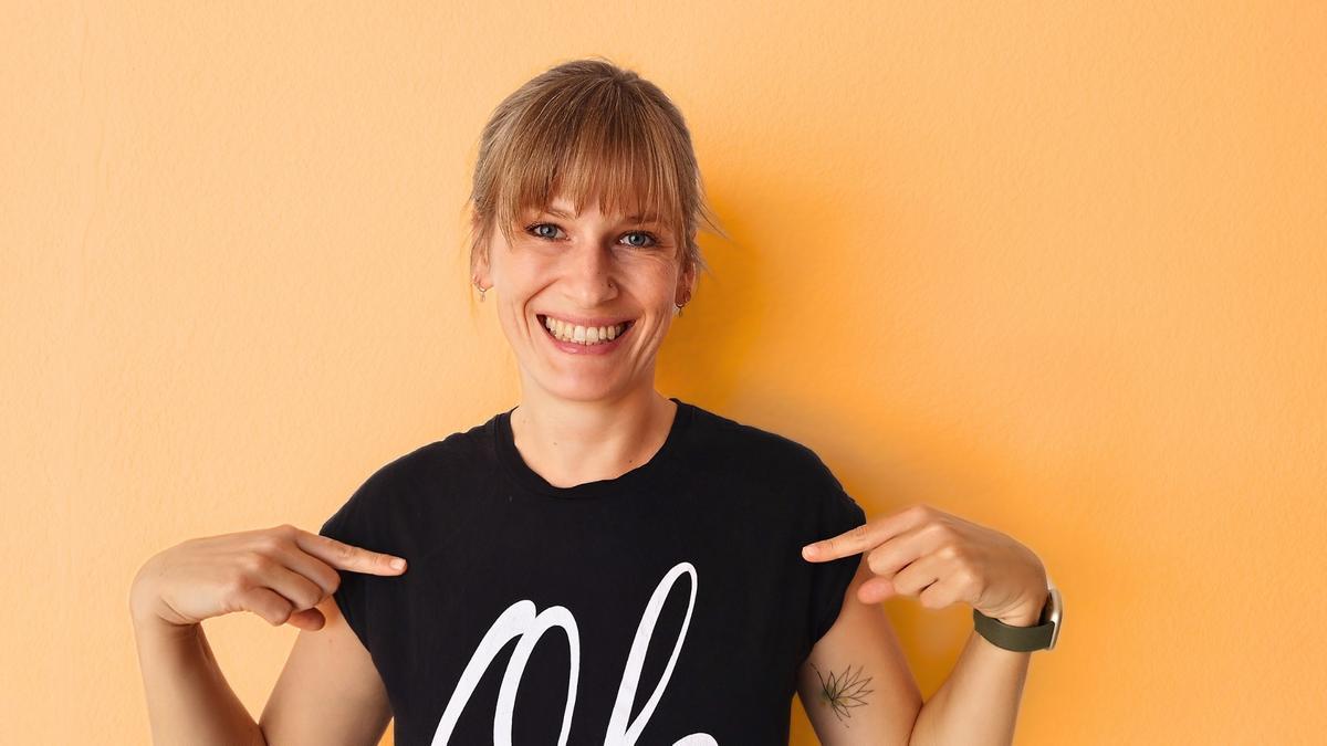 Julia lleva seis años practicando la no monogamia ética