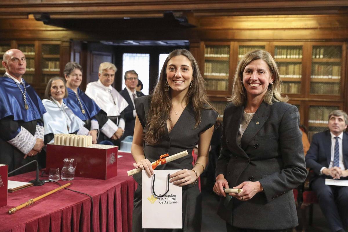 Ángela González recibe su premio de Eva Pando. | Pablo Solares