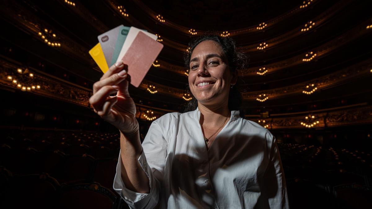 Patricia Aymà, ganadora del Premio Princesa de Girona CreaEmpresa 2026, muestra ejemplos de bioplástico.