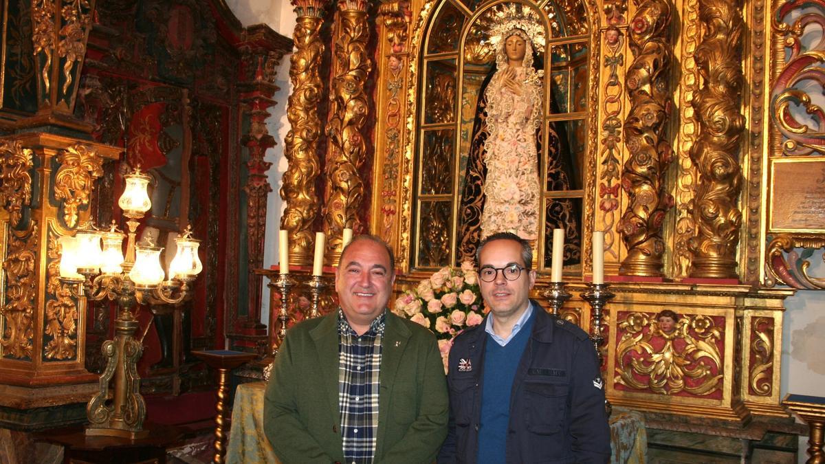 Miguel Comas y Miguel Ángel Peña, ante la Virgen de los Dolores.