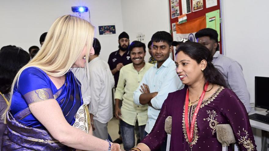 Emma Torres durante su visita a la ONG Samarthanam Trust for the Disabled en Nueva Delhi (India). | ET