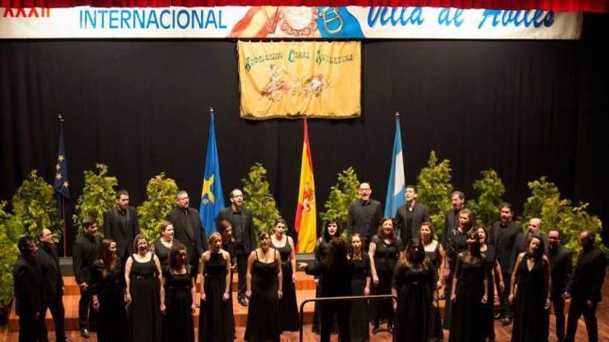 La Agrupación Coral &quot;Mistura Vocal&quot;, ayer, durante su actuación en la Casa de Cultura.