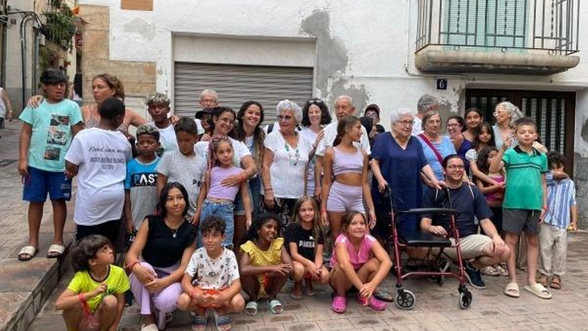 La I Misión Benaiges frente a la casa natal del maestro, en Montroig del Camp, el verano pasado.