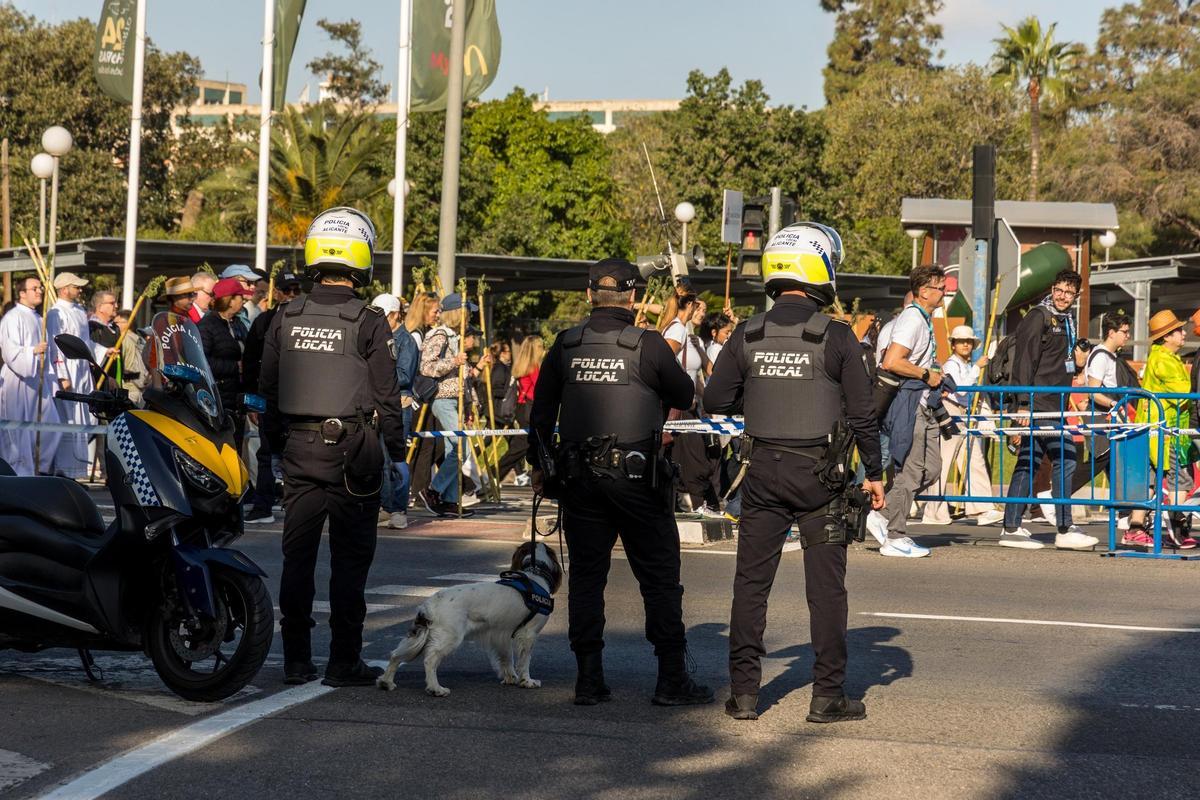 Agentes de la Policía Local durante el operativo de la Santa Faz