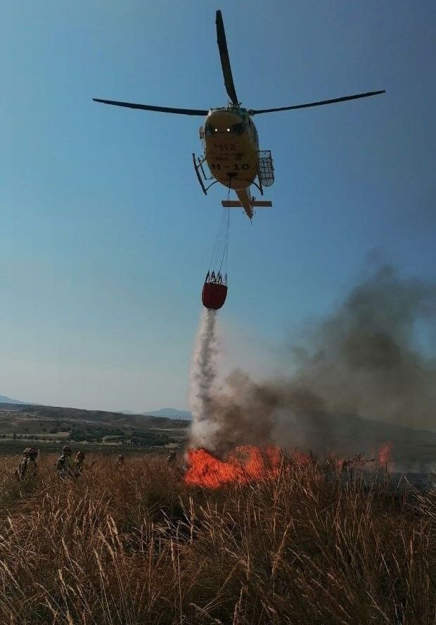 Un helicóptero trabaja en las labores de extinción de un incendio en Mazarrón.