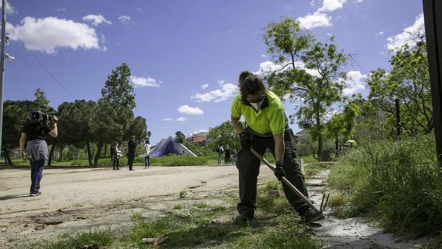 Treballadors de Parcs i Jardins al parc de l’Estació del Nord.