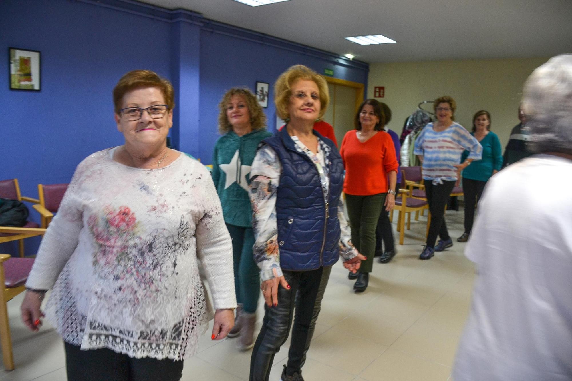 Preparativos del desfile de mayores en Lugones