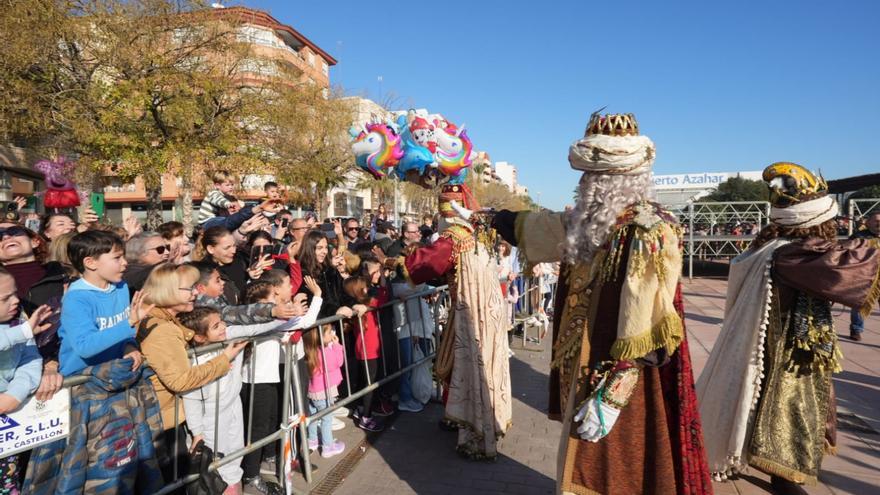 Vídeo: Los Reyes llegan al Grau para desfilar en las cabalgatas de Castellón