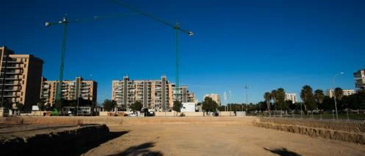 Un solar preparado para la construcción de nuevas promociones en Alicante.