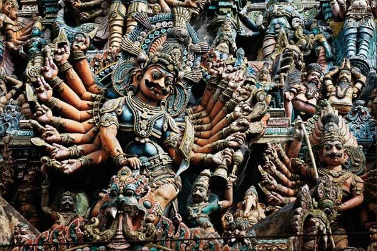 Dioses, demonios y animales decoran las paredes
de los templos del Estado.