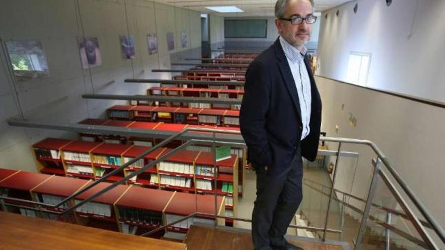 El director de la Biblioteca Central, Gerardo Marraud, en una de las salas de lectura.  // J. de Arcos
