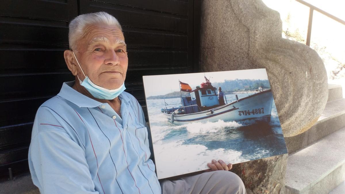 Benito González, ante la foto de su barco &quot;Percebe&quot;, en el año 2021.