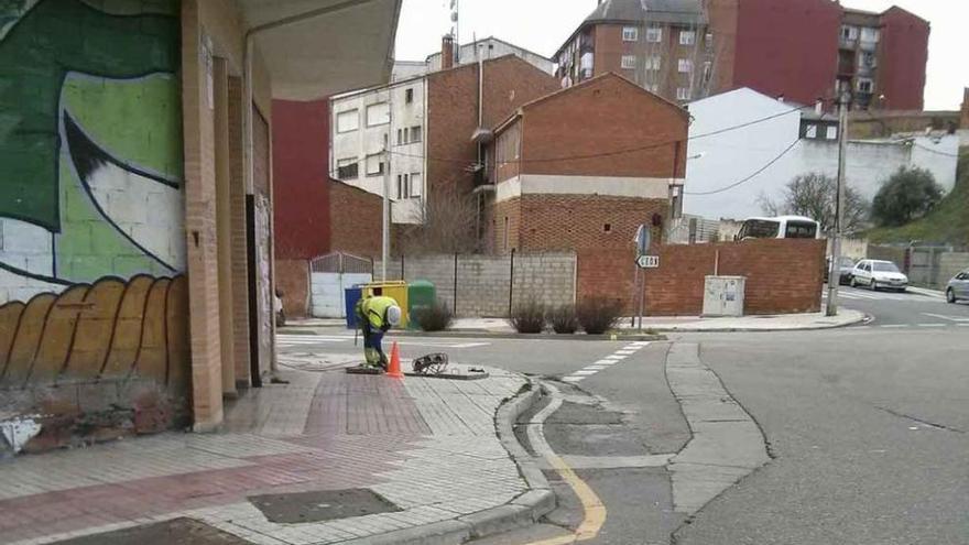 Instalación de fibra óptica en la avenida Luis Morán, ayer.