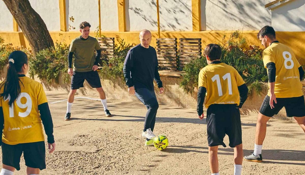 Imagen promocional de la campaña de Airbnb y LaLiga que incluye un sorteo para jugar en Fuentealbilla (Albacete).