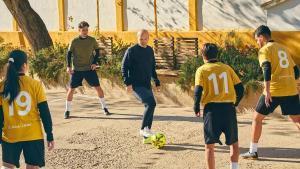 Imagen promocional de la campaña de Airbnb y LaLiga que incluye un sorteo para jugar en Fuentealbilla (Albacete).