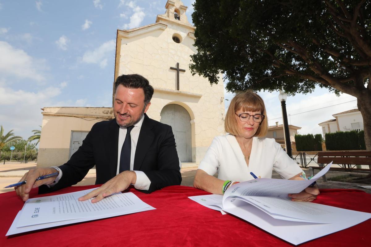 Pablo Ruz y Aurora Rodil, durante la firma del acuerdo hoy en Valverde