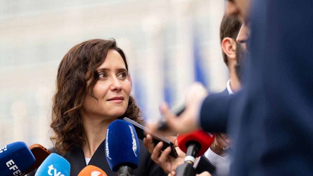 Ayuso cuestiona la  prioridad nacional  del pacto PP-Vox en Extremadura y avisa de que  muchos requisitos no son legales 