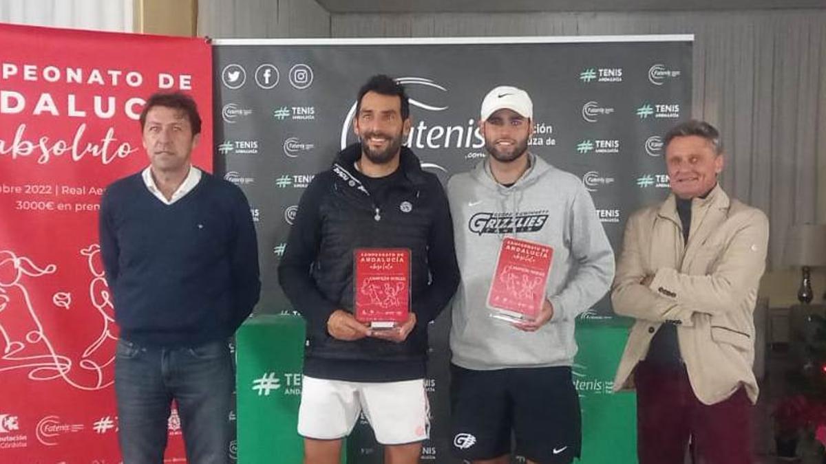 Javi Martínez y José Antonio Dugo, en el centro, con los trofeos que les acreditan como campeones de Andalucía de dobles.
