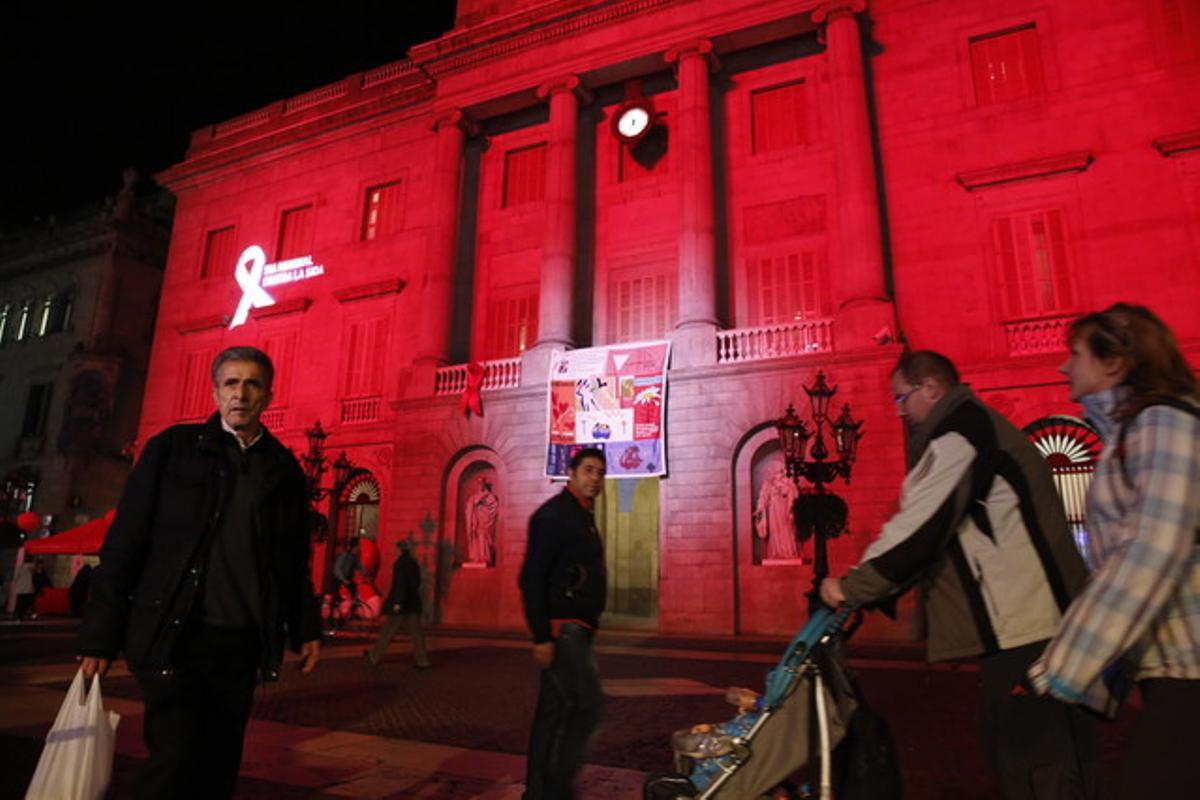 L’Ajuntament de BCN, il·luminat amb motiu del Dia Internacional de la Sida.