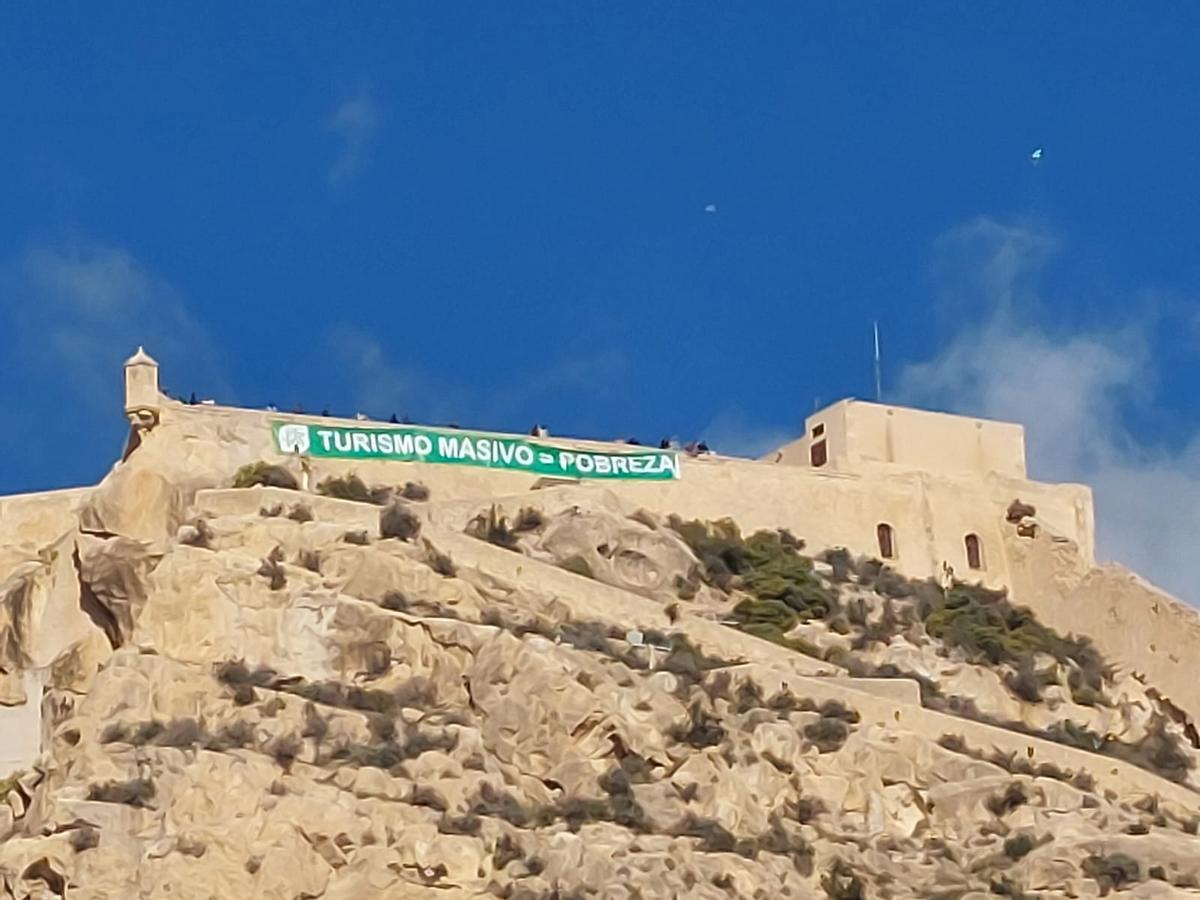 Pancarta que se ha desplegaso sobre el Castillo de Santa Bárbara.