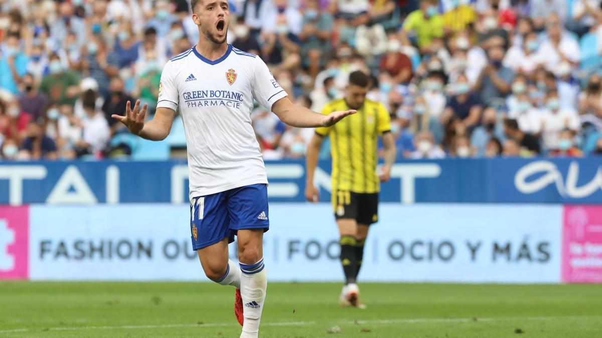 Valentín Vada se lamenta tras una ocasión fallada en el partido contra el Oviedo.