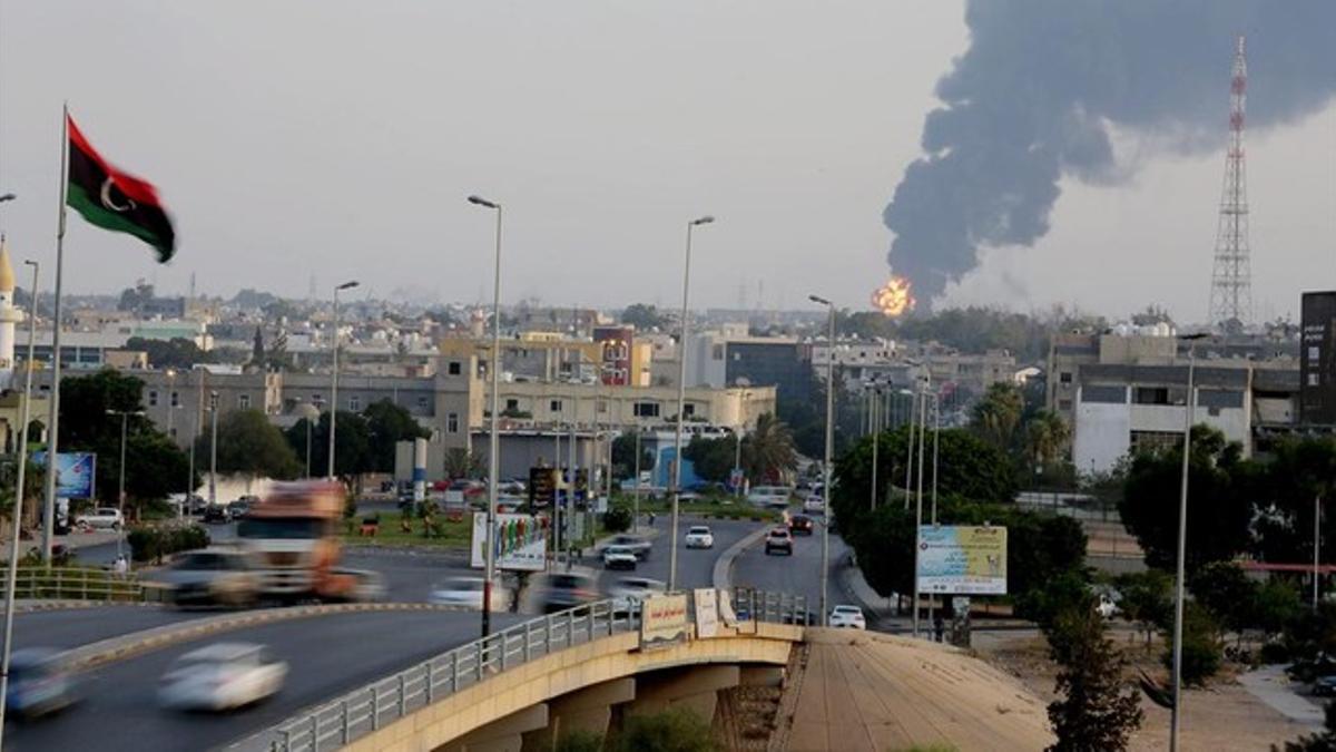 Una columna de humo se eleva en los alrededores del aeropuerto de Trípoli.