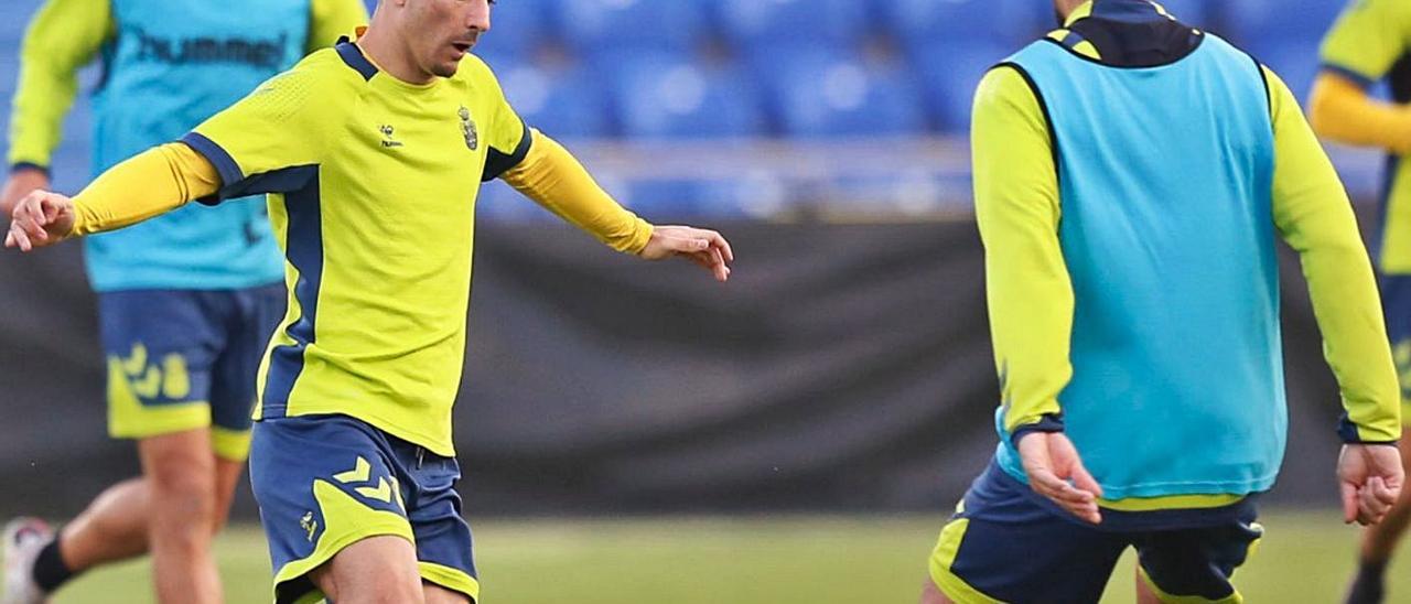 Rober González –izquierda–, en acción durante un entrenamiento en el Estadio de Gran Canaria. | | LP/DLP