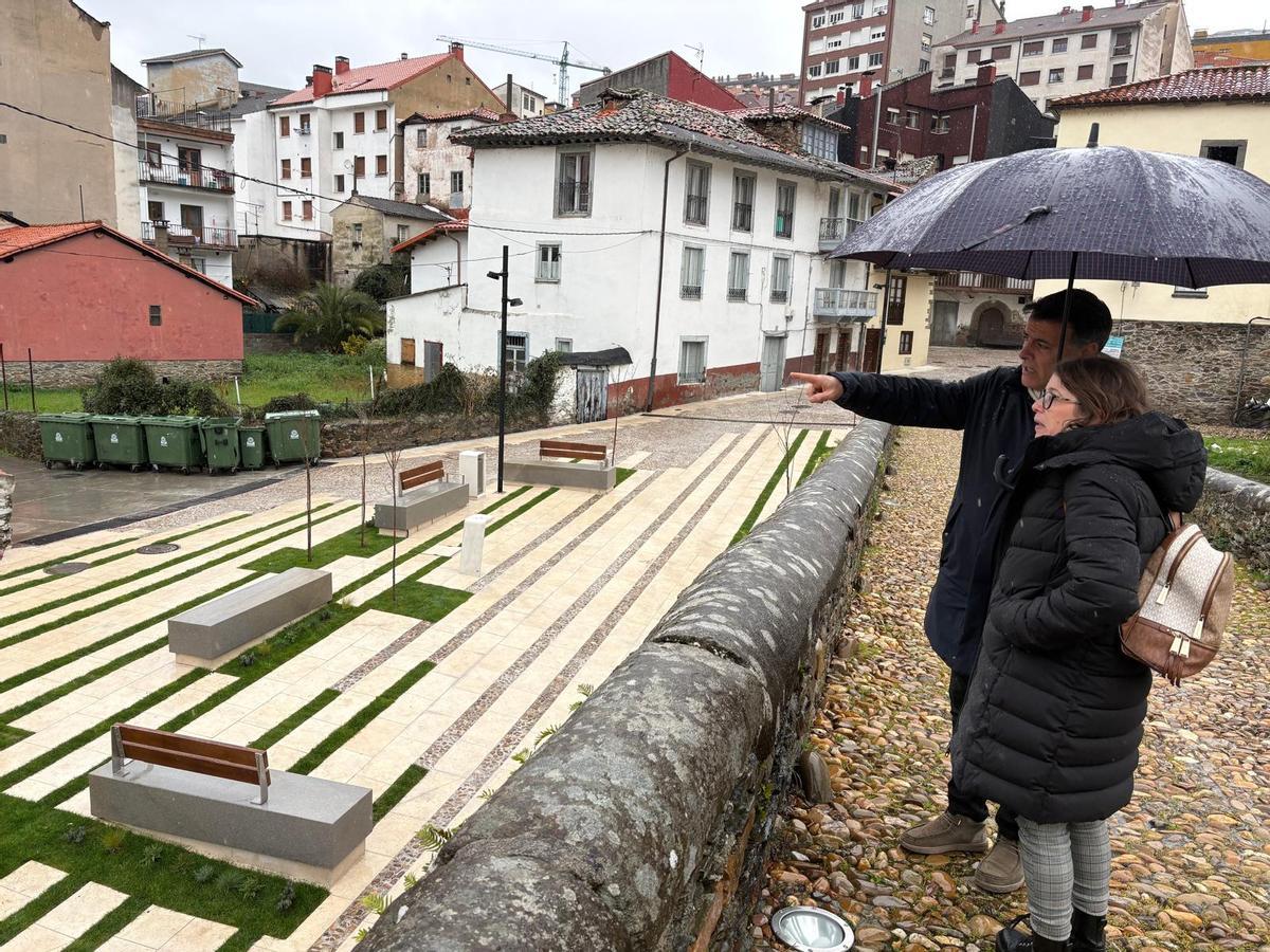 José Luis Fontaniella y la arquitecta municipal Carolina Castañeda revisan la obra del entorno del Puente Romano.
