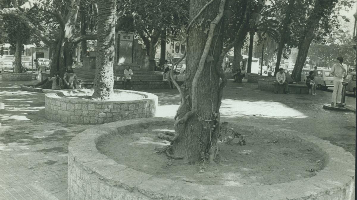 Plaza de Santa Catalina Thomàs de Palma, desde los 90 denominada plaza del Mercat, con el bar Alaska al fondo