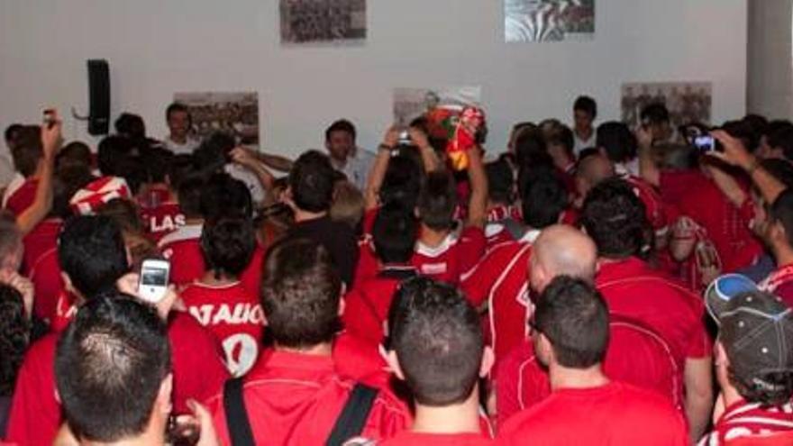 Un momento de la celebración de ayer entre jugadores y afición en la sede de las peñas.