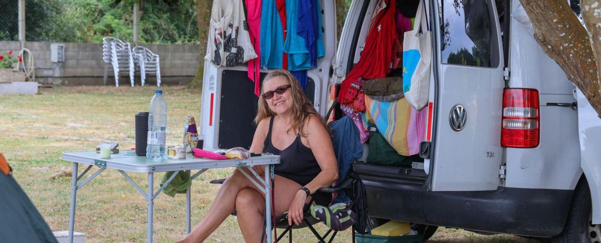 Ana ya tiene su furgoneta puesta a punto para disfrutar de tres días de festival. |  Iñaki Abella