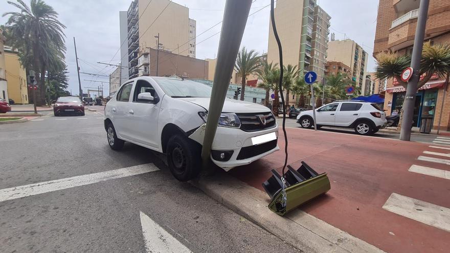 Aparatoso accidente en Castelló: Un coche derriba un semáforo e invade el carril del TRAM en el Grau