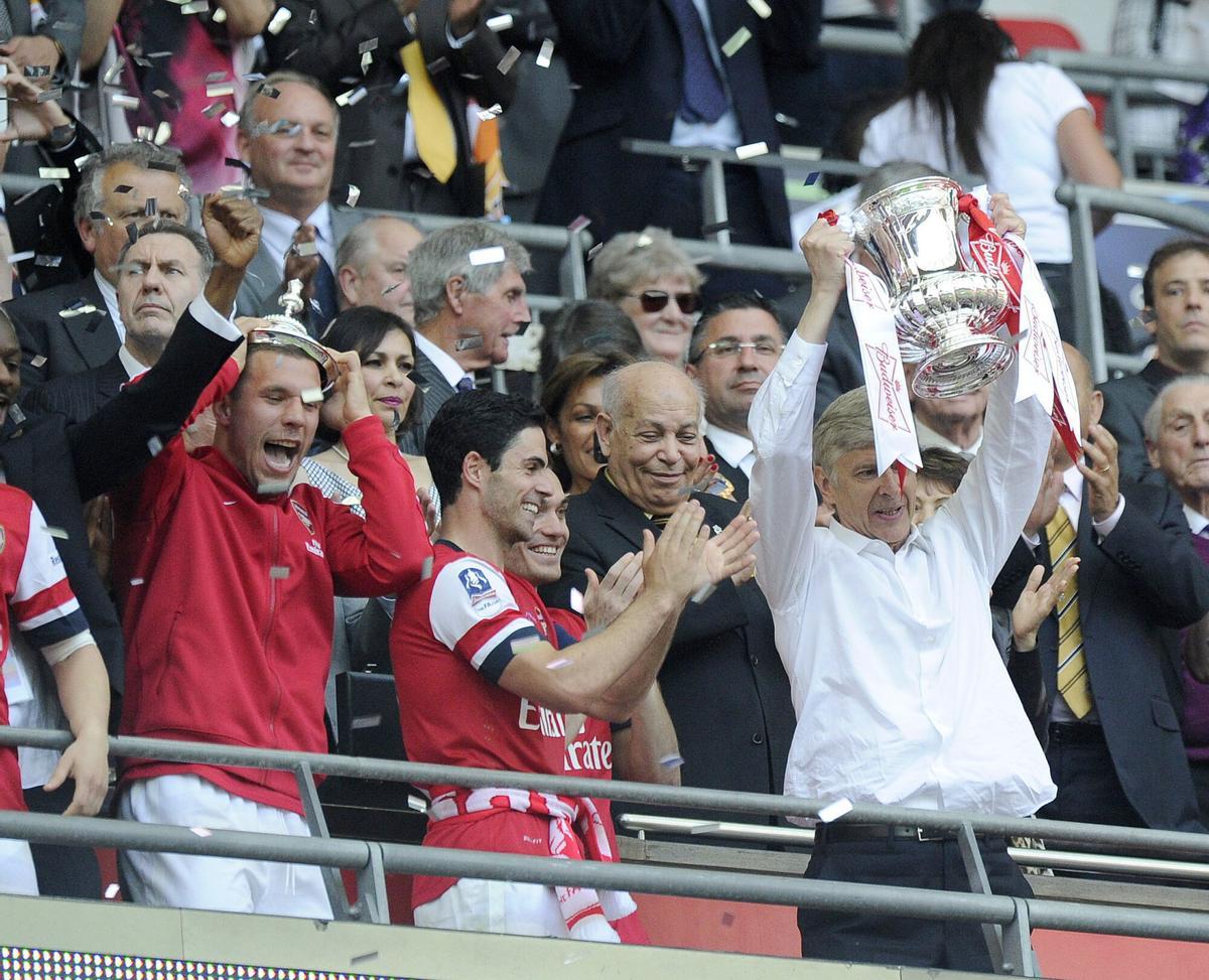 Arsene Wenger levanta la FA Cup junto a Mikel Arteta en 2014.