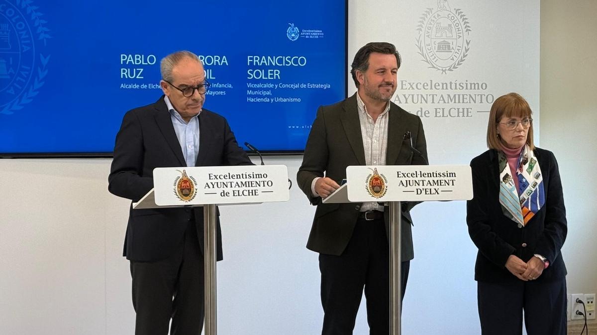 Francisco Soler, Pablo Ruz y Aurora Rodil, en el Ayuntamiento, durante la presentación del remanente, en marzo.