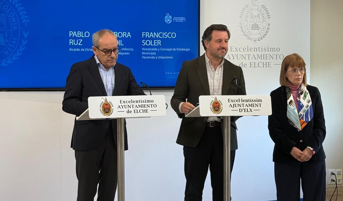 Francisco Soler, Pablo Ruz y Aurora Rodil, este viernes, en el Ayuntamiento.