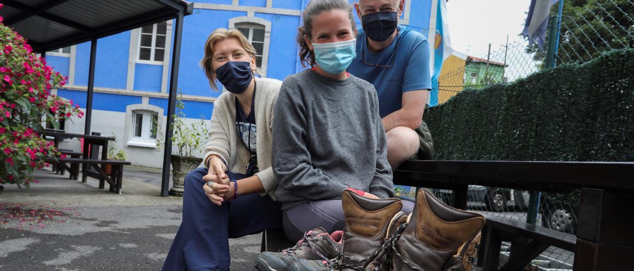 Los peregrinos Irina Grebenniokova, Valentine Dehel y Cristophe, el pasado verano, en el albergue Pedro Solís.