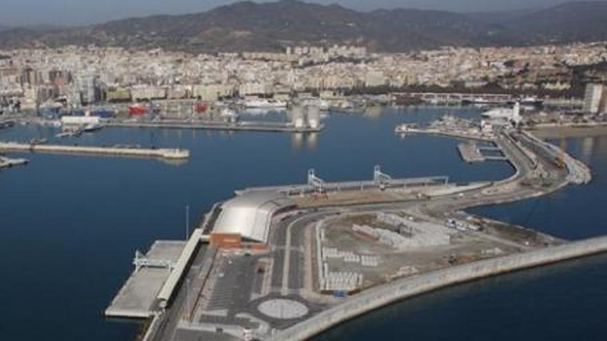 La parcela para el hotel se sitúa en el dique de Levante, junto a la terminal de cruceros.