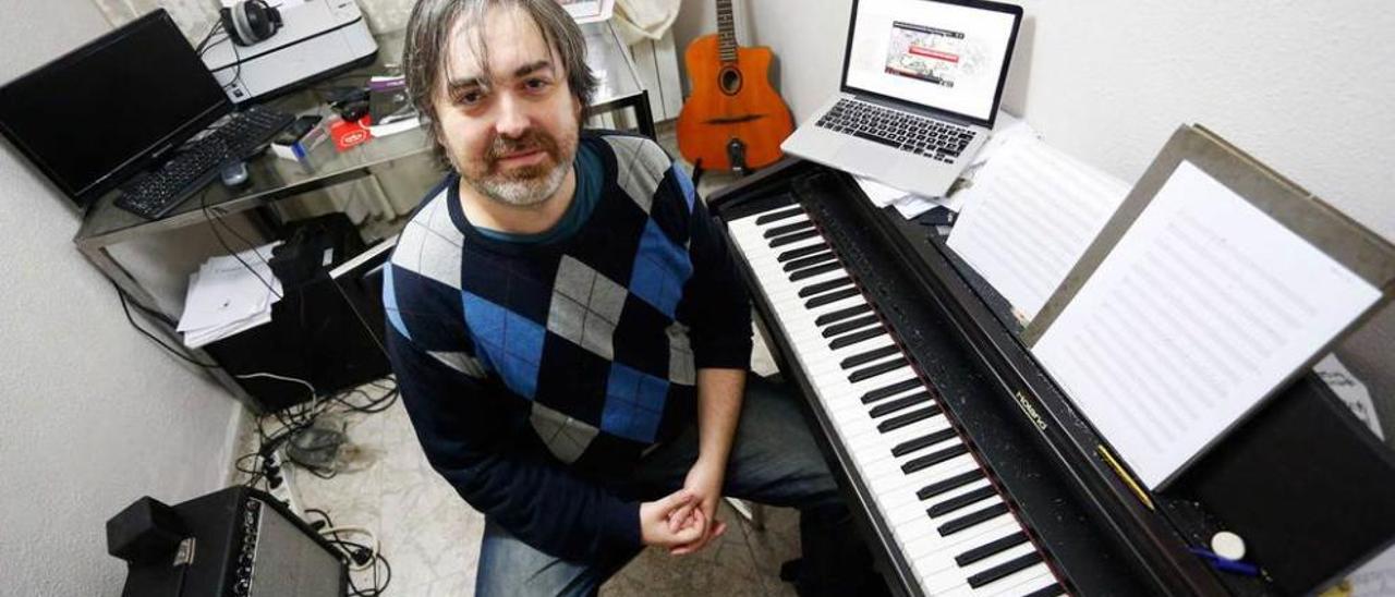 El compositor avilesino Alberto García Fernández, en su estudio de grabación.