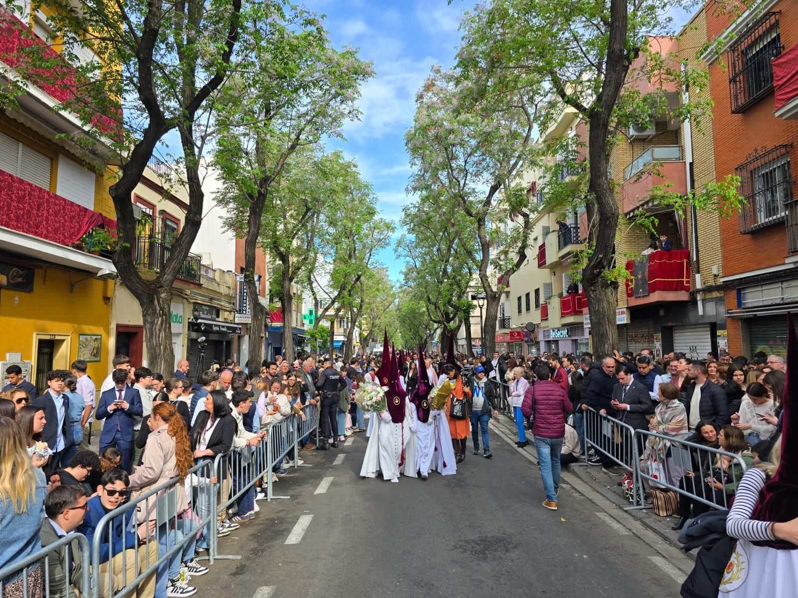 Así está la calle Afán de Ribera a poco menos de una hora de que comience un nuevo Martes Santo en El Cerro del Águila.